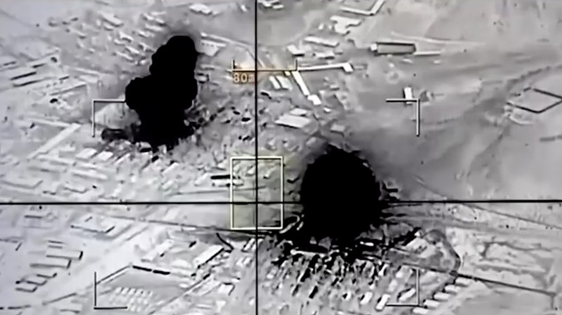 Asap mengepul setelah apa yang dikatakan pejabat Pakistan dan Taliban sebagai serangan Pakistan, di Kabul, Afghanistan, dalam gambar diam ini yang diambil dari video yang dirilis pada 27 Februari 2026. (Tangkapan Layar Video/REUTERS)