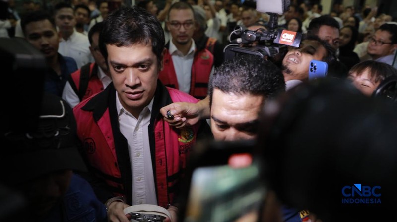 Beneficial owner PT Navigator Khatulistiwa, Muhamad Kerry Adrianto Riza (MKAR) dan beberapa terdakwa lain menjalani sidang putusan dan beberapa terdakwa lain menjalani sidang putusan kasus dugaan korupsi tata kelola minyak mentah dan produk kilang periode 2018&ndash;2023 di Pengadilan Tipikor di PN Jakpus, Kamis (26/2/2026). (CNBC Indonesia/Muhammad Sabki)