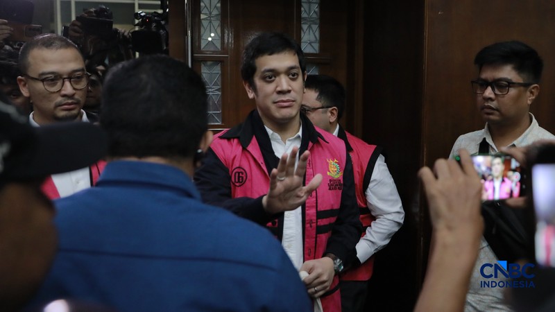 Beneficial owner PT Navigator Khatulistiwa, Muhamad Kerry Adrianto Riza (MKAR) dan beberapa terdakwa lain menjalani sidang putusan dan beberapa terdakwa lain menjalani sidang putusan kasus dugaan korupsi tata kelola minyak mentah dan produk kilang periode 2018&ndash;2023 di Pengadilan Tipikor di PN Jakpus, Kamis (26/2/2026). (CNBC Indonesia/Muhammad Sabki)