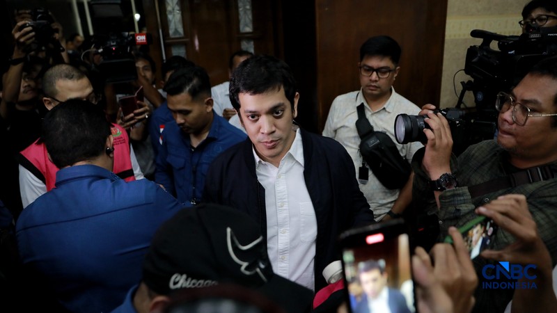 Beneficial owner PT Navigator Khatulistiwa, Muhamad Kerry Adrianto Riza (MKAR) dan beberapa terdakwa lain menjalani sidang putusan dan beberapa terdakwa lain menjalani sidang putusan kasus dugaan korupsi tata kelola minyak mentah dan produk kilang periode 2018&ndash;2023 di Pengadilan Tipikor di PN Jakpus, Kamis (26/2/2026). (CNBC Indonesia/Muhammad Sabki)