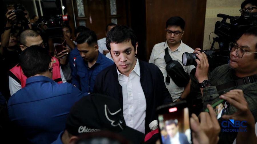 Beneficial owner PT Navigator Khatulistiwa, Muhamad Kerry Adrianto Riza (MKAR) dan beberapa terdakwa lain menjalani sidang putusan dan beberapa terdakwa lain menjalani sidang putusan kasus dugaan korupsi tata kelola minyak mentah dan produk kilang periode 2018&ndash;2023 di Pengadilan Tipikor di PN Jakpus, Kamis (26/2/2026). (CNBC Indonesia/Muhammad Sabki)