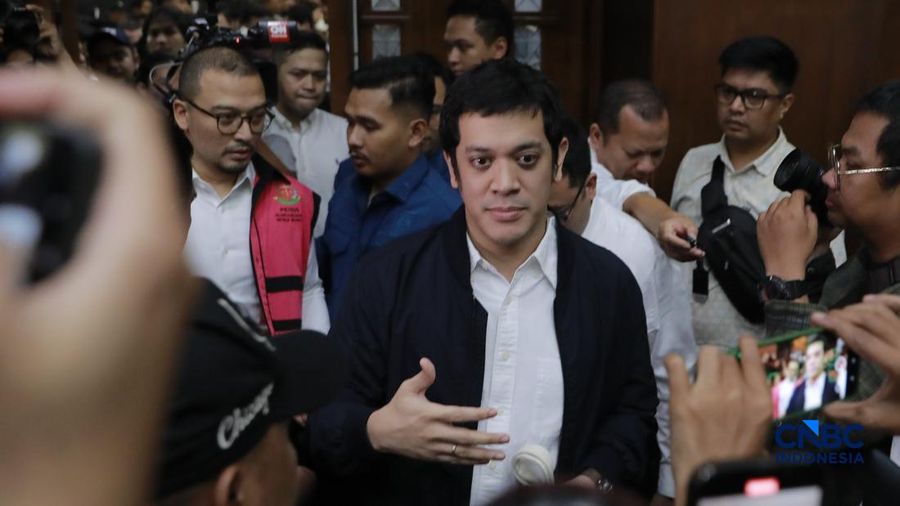 Beneficial owner PT Navigator Khatulistiwa, Muhamad Kerry Adrianto Riza (MKAR) dan beberapa terdakwa lain menjalani sidang putusan dan beberapa terdakwa lain menjalani sidang putusan kasus dugaan korupsi tata kelola minyak mentah dan produk kilang periode 2018&ndash;2023 di Pengadilan Tipikor di PN Jakpus, Kamis (26/2/2026). (CNBC Indonesia/Muhammad Sabki)