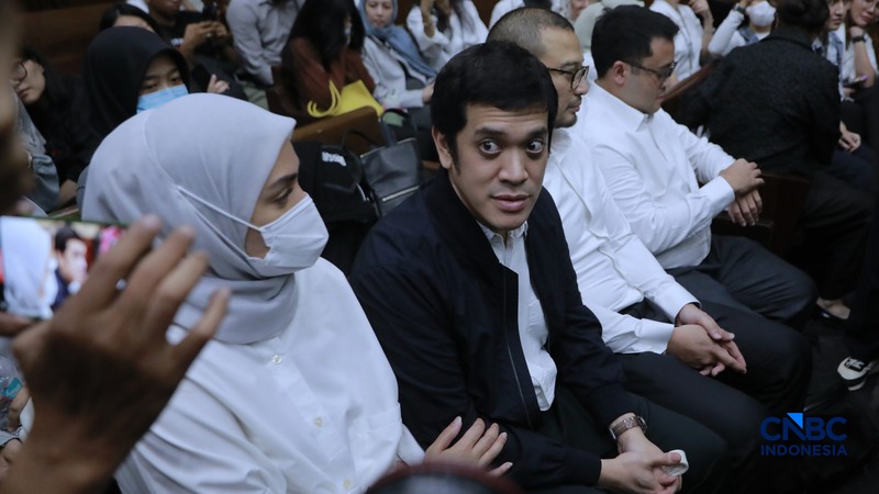 Beneficial owner PT Navigator Khatulistiwa, Muhamad Kerry Adrianto Riza (MKAR) dan beberapa terdakwa lain menjalani sidang putusan dan beberapa terdakwa lain menjalani sidang putusan kasus dugaan korupsi tata kelola minyak mentah dan produk kilang periode 2018&ndash;2023 di Pengadilan Tipikor di PN Jakpus, Kamis (26/2/2026). (CNBC Indonesia/Muhammad Sabki)