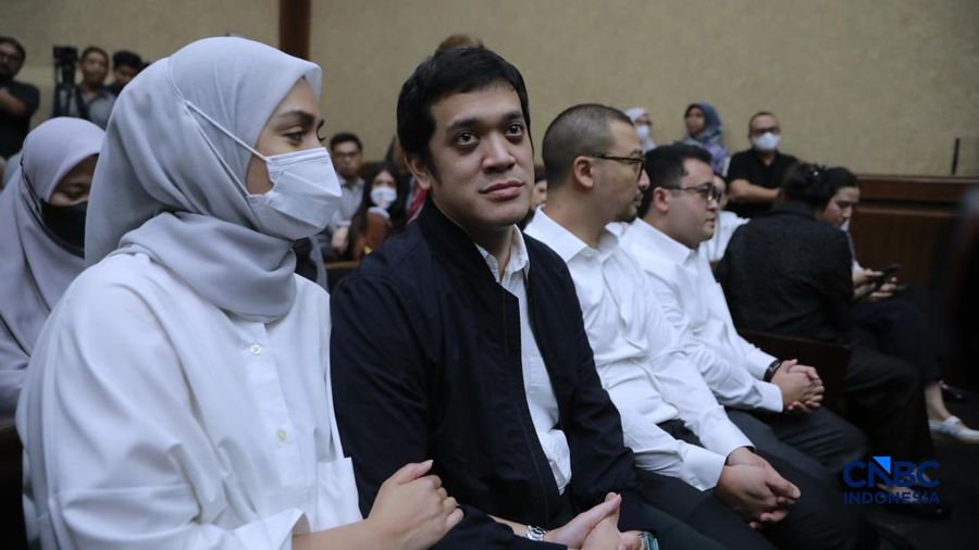 Beneficial owner PT Navigator Khatulistiwa, Muhamad Kerry Adrianto Riza (MKAR) dan beberapa terdakwa lain menjalani sidang putusan dan beberapa terdakwa lain menjalani sidang putusan kasus dugaan korupsi tata kelola minyak mentah dan produk kilang periode 2018&ndash;2023 di Pengadilan Tipikor di PN Jakpus, Kamis (26/2/2026). (CNBC Indonesia/Muhammad Sabki)