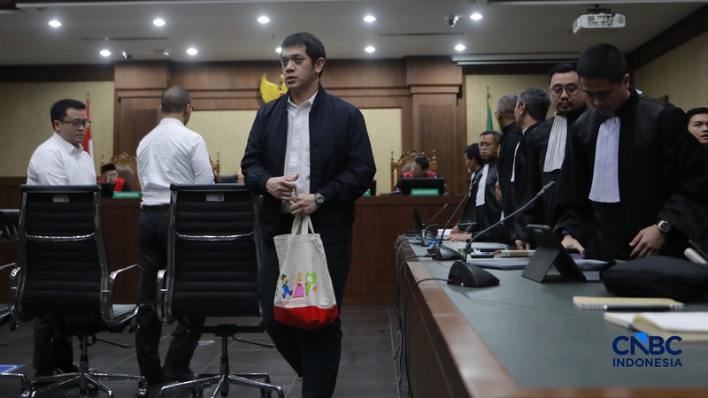 Beneficial owner PT Navigator Khatulistiwa, Muhamad Kerry Adrianto Riza (MKAR) dan beberapa terdakwa lain menjalani sidang putusan dan beberapa terdakwa lain menjalani sidang putusan kasus dugaan korupsi tata kelola minyak mentah dan produk kilang periode 2018&ndash;2023 di Pengadilan Tipikor di PN Jakpus, Kamis (26/2/2026). (CNBC Indonesia/Muhammad Sabki)