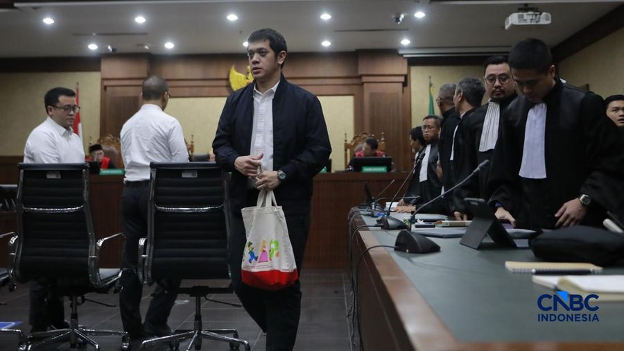 Beneficial owner PT Navigator Khatulistiwa, Muhamad Kerry Adrianto Riza (MKAR) dan beberapa terdakwa lain menjalani sidang putusan dan beberapa terdakwa lain menjalani sidang putusan kasus dugaan korupsi tata kelola minyak mentah dan produk kilang periode 2018&ndash;2023 di Pengadilan Tipikor di PN Jakpus, Kamis (26/2/2026). (CNBC Indonesia/Muhammad Sabki)
