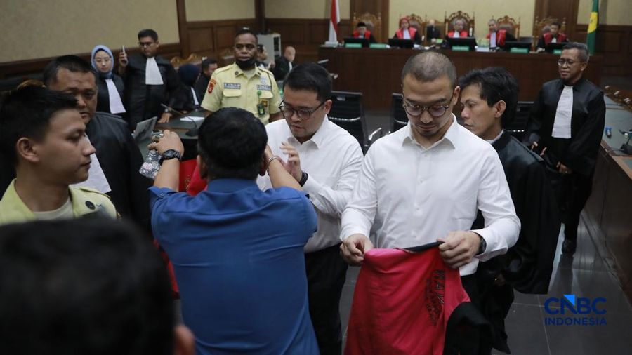 Beneficial owner PT Navigator Khatulistiwa, Muhamad Kerry Adrianto Riza (MKAR) dan beberapa terdakwa lain menjalani sidang putusan dan beberapa terdakwa lain menjalani sidang putusan kasus dugaan korupsi tata kelola minyak mentah dan produk kilang periode 2018&ndash;2023 di Pengadilan Tipikor di PN Jakpus, Kamis (26/2/2026). (CNBC Indonesia/Muhammad Sabki)