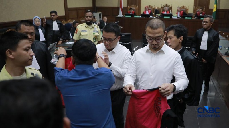 Beneficial owner PT Navigator Khatulistiwa, Muhamad Kerry Adrianto Riza (MKAR) dan beberapa terdakwa lain menjalani sidang putusan dan beberapa terdakwa lain menjalani sidang putusan kasus dugaan korupsi tata kelola minyak mentah dan produk kilang periode 2018&ndash;2023 di Pengadilan Tipikor di PN Jakpus, Kamis (26/2/2026). (CNBC Indonesia/Muhammad Sabki)