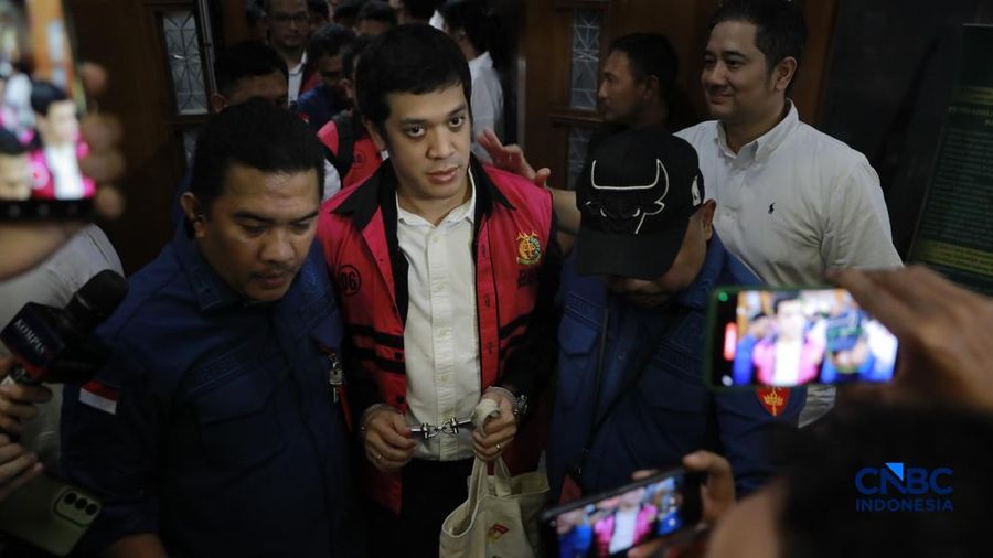 Beneficial owner PT Navigator Khatulistiwa, Muhamad Kerry Adrianto Riza (MKAR) dan beberapa terdakwa lain menjalani sidang putusan dan beberapa terdakwa lain menjalani sidang putusan kasus dugaan korupsi tata kelola minyak mentah dan produk kilang periode 2018&ndash;2023 di Pengadilan Tipikor di PN Jakpus, Kamis (26/2/2026). (CNBC Indonesia/Muhammad Sabki)