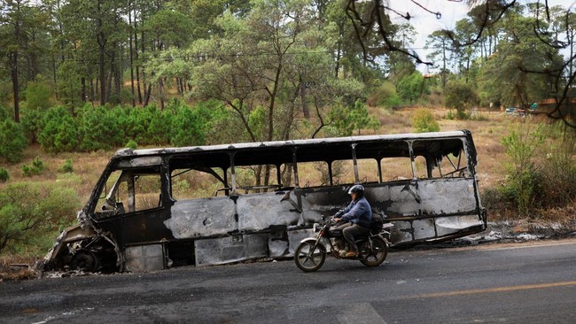 Semua Gosong, Potret Mobil-Bus Hangus Usai Tentara Bunuh "El Mencho"