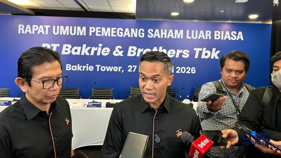 Direktur Utama BNBR Anindya Bakrie dan Direktur BNBR Roy Hendrajanto M. Sakti usai RUPSLB PT Bakrie & Brothers Tbk. di Bakrie Tower, Jumat (27/2/2026). (CNBC Indonesia/Zefanya Aprilia)