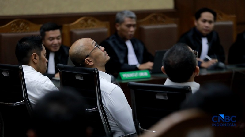 Eks Direktur Utama PT Pertamina International Shipping,Yoki Firnand menjalani sidang putusan dan beberapa terdakwa lain menjalani sidang putusan kasus dugaan korupsi tata kelola minyak mentah dan produk kilang periode 2018&ndash;2023 di Pengadilan Tipikor di PN Jakpus, Kamis (26/2/2026). (CNBC Indonesia/Muhammad Sabki)