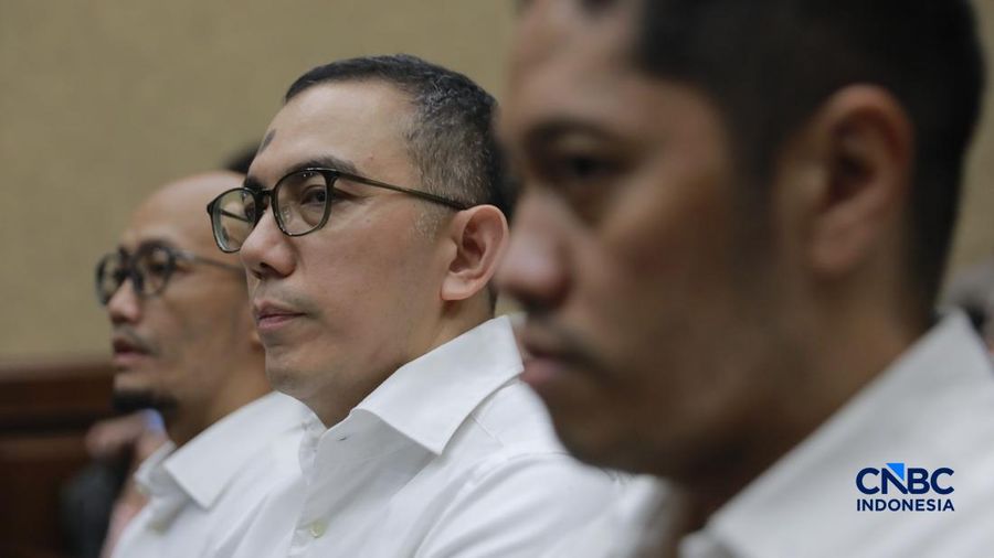 Eks Direktur Feedstock dan Product Optimization PT Kilang Pertamina Internasional, Sani Dinar Saifuddin (SDS), Eks Direktur Utama PT Pertamina International Shipping,Yoki Firnandi (YF), dan Eks VP Feedstock Management PT Kilang Pertamina Internasional, Agus Purwono (AP)  dan beberapa terdakwa lain menjalani sidang putusan kasus dugaan korupsi tata kelola minyak mentah dan produk kilang periode 2018&ndash;2023 di Pengadilan Tipikor di PN Jakpus, Kamis (26/2/2026). (CNBC Indonesia/Muhammad Sabki)