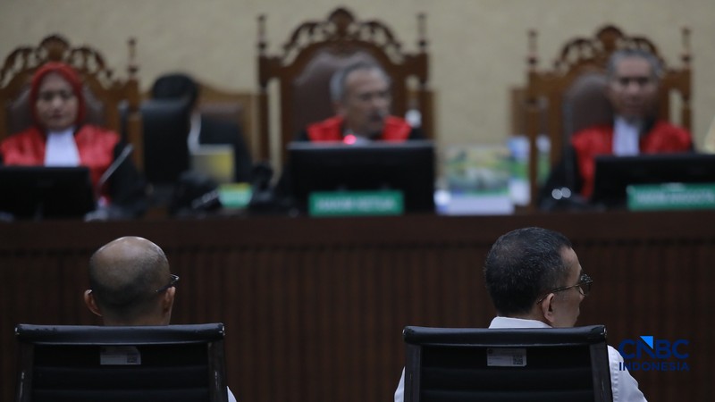 Eks Direktur Utama PT Pertamina International Shipping,Yoki Firnand menjalani sidang putusan dan beberapa terdakwa lain menjalani sidang putusan kasus dugaan korupsi tata kelola minyak mentah dan produk kilang periode 2018&ndash;2023 di Pengadilan Tipikor di PN Jakpus, Kamis (26/2/2026). (CNBC Indonesia/Muhammad Sabki)