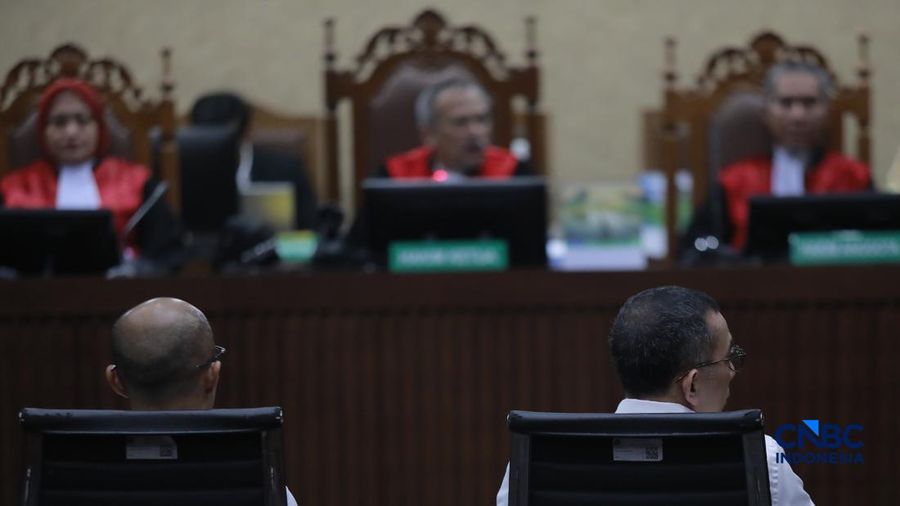 Eks Direktur Utama PT Pertamina International Shipping,Yoki Firnand menjalani sidang putusan dan beberapa terdakwa lain menjalani sidang putusan kasus dugaan korupsi tata kelola minyak mentah dan produk kilang periode 2018&ndash;2023 di Pengadilan Tipikor di PN Jakpus, Kamis (26/2/2026). (CNBC Indonesia/Muhammad Sabki)