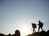 Arti Ikhtiar dan Tawakal Menurut Al-Qur'an dan Hadis