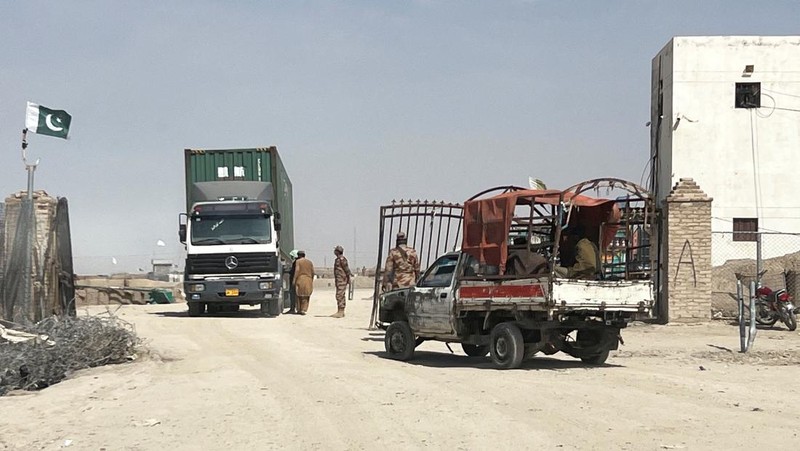 Seorang petugas polisi berjaga di sepanjang jalan menuju perbatasan antara Pakistan dan Afghanistan di Provinsi Balochistan, Chaman, Pakistan, 27 Februari 2026. (REUTERS/Abdul Khaliq Achakzai)