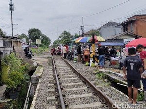 Potret Ngabuburit di Rel Saniin Sukabumi: Antara Berkah Vs Bahaya