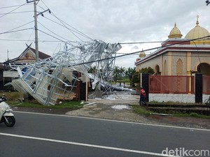 Detik-detik Horor Atap Toko Roti di Maros Terbang Ditiup Angin Puting Beliung