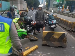 Mobil Tabrak Separator Busway di Jl Gatsu, Lalin Arah Kuningan Tersendat
