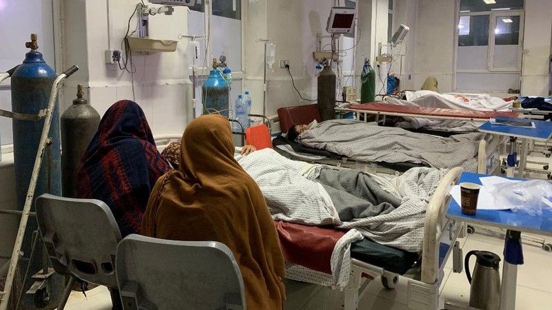 Asap mengepul setelah apa yang dikatakan pejabat Pakistan dan Taliban sebagai serangan Pakistan, di Kabul, Afghanistan, dalam gambar diam ini yang diambil dari video yang dirilis pada 27 Februari 2026. (Tangkapan Layar Video/REUTERS)