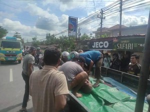 Pasutri Lansia Meninggal Usai Tabrak Truk Mundur dari Toko Bangunan