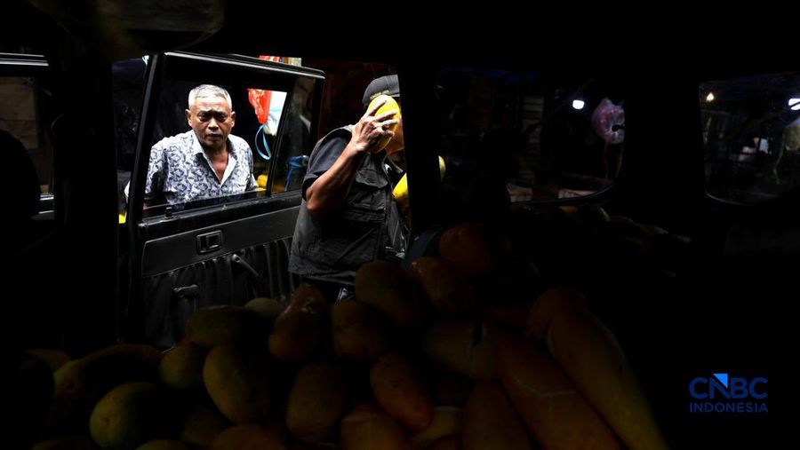 Pedagang timun suri di Pasar Induk Kramat Jati, Jakarta Timur ramai dikunjungi pembeli saat Ramadan, Jumat (27/2/2026). (CNBC Indonesia/Tri Susilo)
