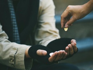 Viral Turis Asing Diikuti Anak yang Minta Uang di Jakbar, Dinsos Turun Tangan