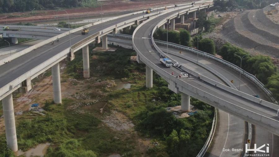 Pengerjaan Proyek Tol Jakarta-Cikampek II Selatan Paket 2A dengan panjang main road 10,50 km yang membentang dari Setu hingga Sukaragam progres sudah 81,65%. (Dok. PT Hutama Karya Infrastruktur (HKI))
