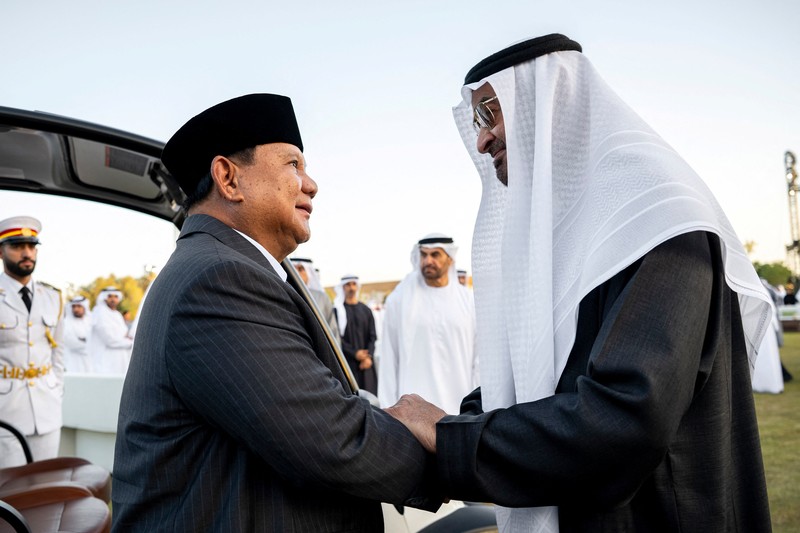 Presiden Uni Emirat Arab Sheikh Mohamed bin Zayed Al Nahyan bertemu dengan Presiden Prabowo Subianto di Abu Dhabi, Uni Emirat Arab, Kamis (26/2/2026). (UAE Presidential Court/Handout via REUTERS)