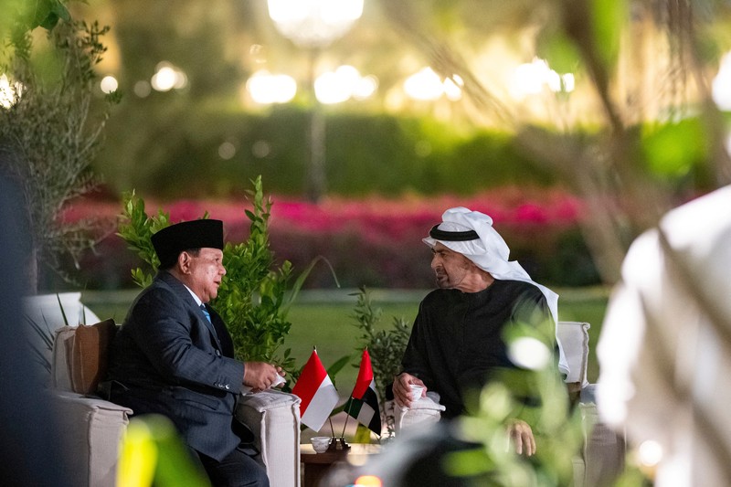 Presiden Uni Emirat Arab Sheikh Mohamed bin Zayed Al Nahyan bertemu dengan Presiden Prabowo Subianto di Abu Dhabi, Uni Emirat Arab, Kamis (26/2/2026). (UAE Presidential Court/Handout via REUTERS)