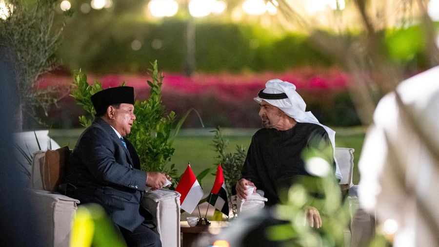 Presiden Uni Emirat Arab Sheikh Mohamed bin Zayed Al Nahyan bertemu dengan Presiden Prabowo Subianto di Abu Dhabi, Uni Emirat Arab, Kamis (26/2/2026). (UAE Presidential Court/Handout via REUTERS)