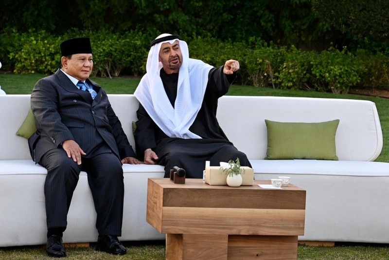 Presiden Uni Emirat Arab Sheikh Mohamed bin Zayed Al Nahyan bertemu dengan Presiden Prabowo Subianto di Abu Dhabi, Uni Emirat Arab, Kamis (26/2/2026). (UAE Presidential Court/Handout via REUTERS)