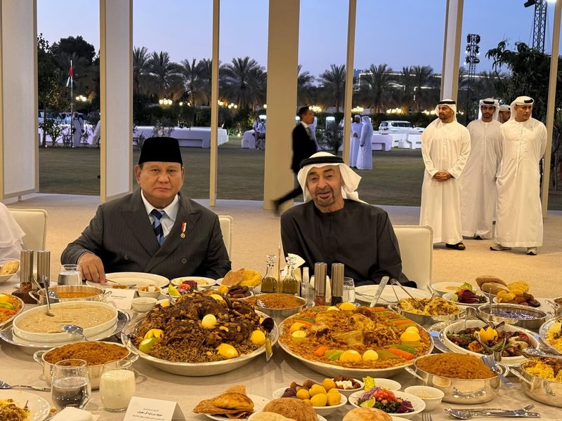 Presiden Uni Emirat Arab Sheikh Mohamed bin Zayed Al Nahyan bertemu dengan Presiden Prabowo Subianto di Abu Dhabi, Uni Emirat Arab, Kamis (26/2/2026). (UAE Presidential Court/Handout via REUTERS)