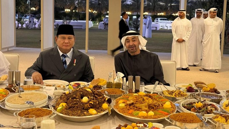 Presiden Uni Emirat Arab Sheikh Mohamed bin Zayed Al Nahyan bertemu dengan Presiden Prabowo Subianto di Abu Dhabi, Uni Emirat Arab, Kamis (26/2/2026). (UAE Presidential Court/Handout via REUTERS)