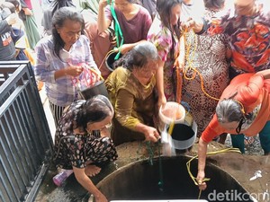 Tradisi Mandi Grujug di Sumur Pengantin Indramayu Saat Jumat Kliwon