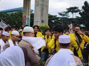 Penjelasan Polisi soal Anggota Pakai Peci-Serban saat Amankan Demo Mahasiswa