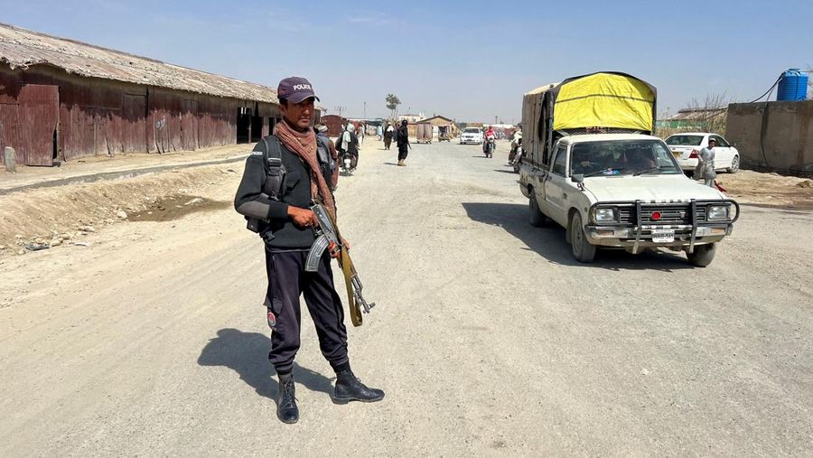 Seorang petugas polisi berjaga di sepanjang jalan menuju perbatasan antara Pakistan dan Afghanistan di Provinsi Balochistan, Chaman, Pakistan, 27 Februari 2026. (REUTERS/Abdul Khaliq Achakzai)