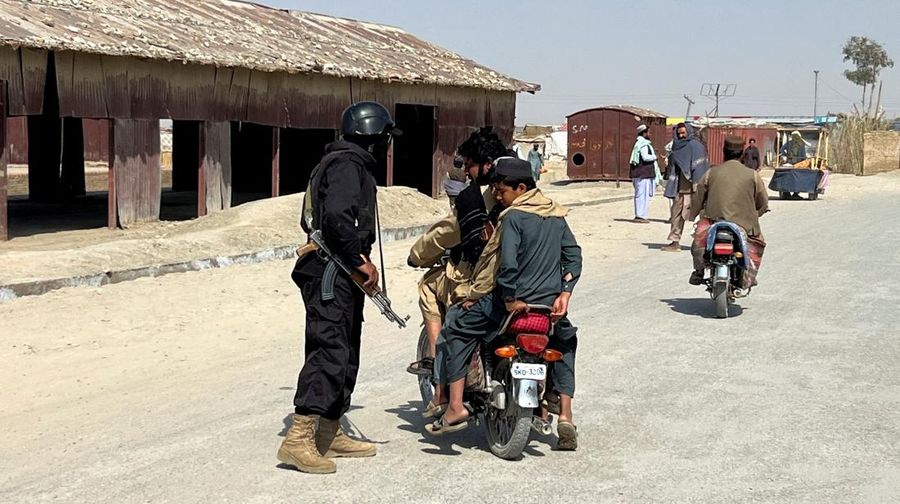 Seorang petugas polisi berjaga di sepanjang jalan menuju perbatasan antara Pakistan dan Afghanistan di Provinsi Balochistan, Chaman, Pakistan, 27 Februari 2026. (REUTERS/Abdul Khaliq Achakzai)