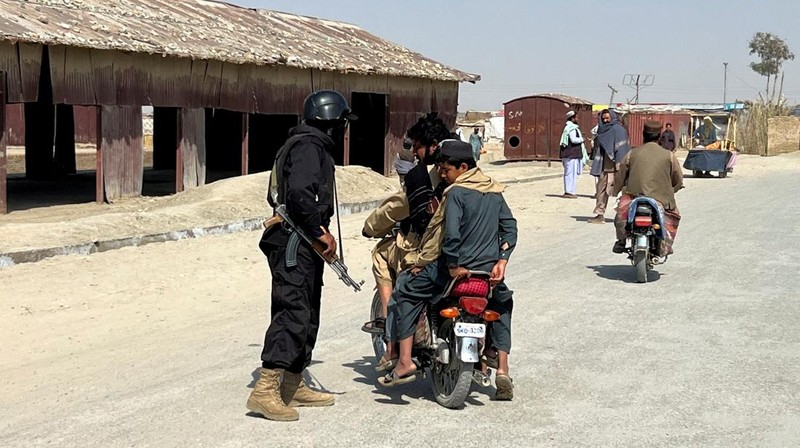 Seorang petugas polisi berjaga di sepanjang jalan menuju perbatasan antara Pakistan dan Afghanistan di Provinsi Balochistan, Chaman, Pakistan, 27 Februari 2026. (REUTERS/Abdul Khaliq Achakzai)