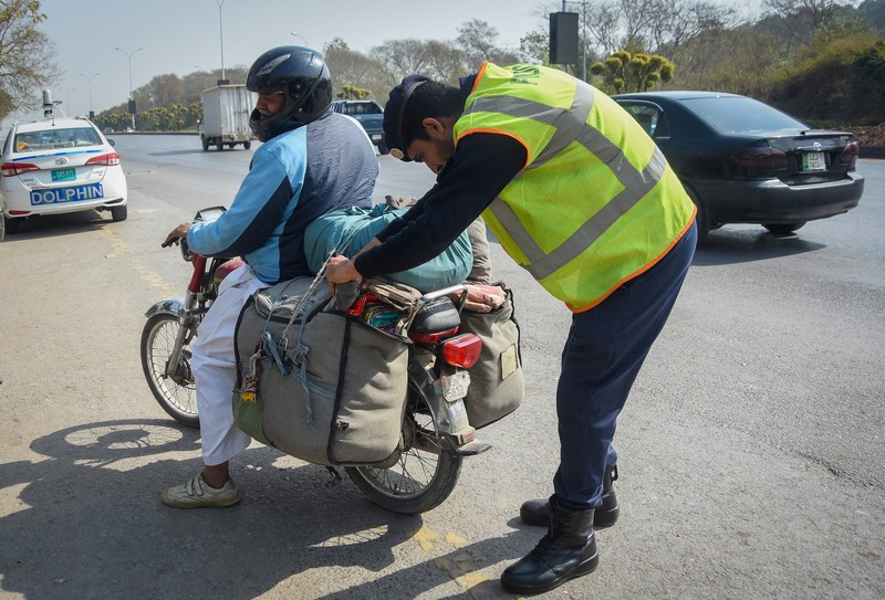 Seorang petugas polisi berjaga di sepanjang jalan menuju perbatasan antara Pakistan dan Afghanistan di Provinsi Balochistan, Chaman, Pakistan, 27 Februari 2026. (REUTERS/Abdul Khaliq Achakzai)