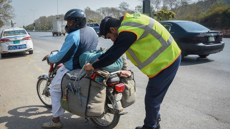 Seorang petugas polisi berjaga di sepanjang jalan menuju perbatasan antara Pakistan dan Afghanistan di Provinsi Balochistan, Chaman, Pakistan, 27 Februari 2026. (REUTERS/Abdul Khaliq Achakzai)