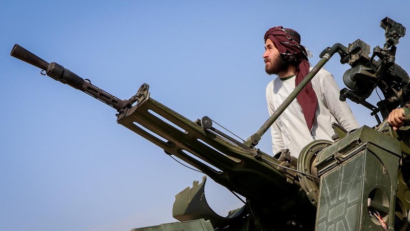 Tentara Taliban memuat peluncur roket ke dalam kendaraan, setelah terjadi baku tembak antara pasukan Pakistan dan Afghanistan, di dekat perbatasan Torkham di Afghanistan, 27 Februari 2026. (REUTERS/Stringer)