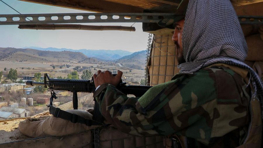 Tentara Taliban memuat peluncur roket ke dalam kendaraan, setelah terjadi baku tembak antara pasukan Pakistan dan Afghanistan, di dekat perbatasan Torkham di Afghanistan, 27 Februari 2026. (REUTERS/Stringer)