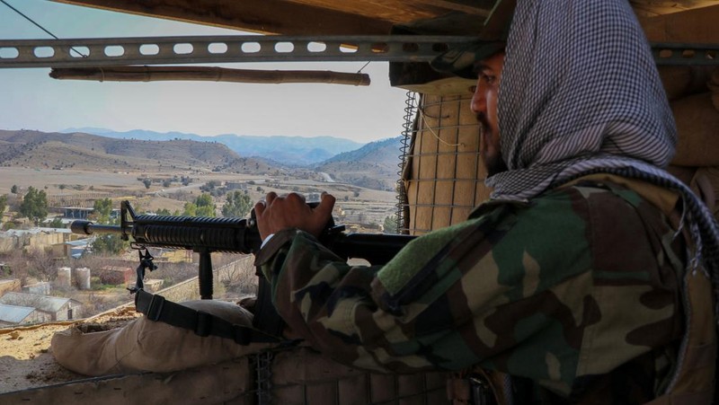 Tentara Taliban memuat peluncur roket ke dalam kendaraan, setelah terjadi baku tembak antara pasukan Pakistan dan Afghanistan, di dekat perbatasan Torkham di Afghanistan, 27 Februari 2026. (REUTERS/Stringer)