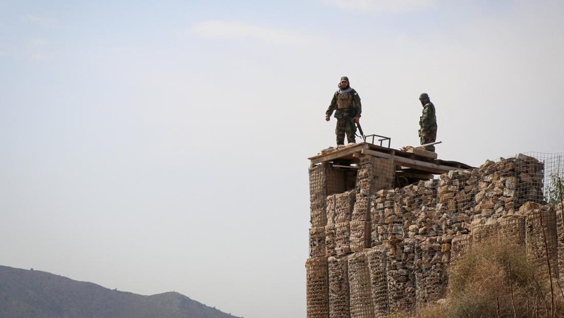 Tentara Taliban memuat peluncur roket ke dalam kendaraan, setelah terjadi baku tembak antara pasukan Pakistan dan Afghanistan, di dekat perbatasan Torkham di Afghanistan, 27 Februari 2026. (REUTERS/Stringer)