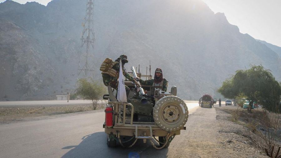 Tentara Taliban memuat peluncur roket ke dalam kendaraan, setelah terjadi baku tembak antara pasukan Pakistan dan Afghanistan, di dekat perbatasan Torkham di Afghanistan, 27 Februari 2026. (REUTERS/Stringer)