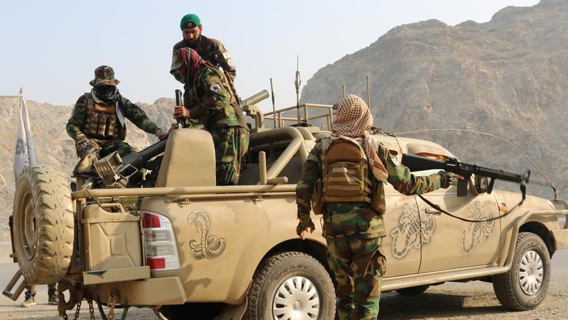 Tentara Taliban memuat peluncur roket ke dalam kendaraan, setelah terjadi baku tembak antara pasukan Pakistan dan Afghanistan, di dekat perbatasan Torkham di Afghanistan, 27 Februari 2026. (REUTERS/Stringer)