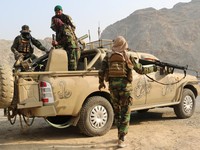 Tentara Taliban memuat peluncur roket ke dalam kendaraan, setelah terjadi baku tembak antara pasukan Pakistan dan Afghanistan, di dekat perbatasan Torkham di Afghanistan, 27 Februari 2026. (REUTERS/Stringer)