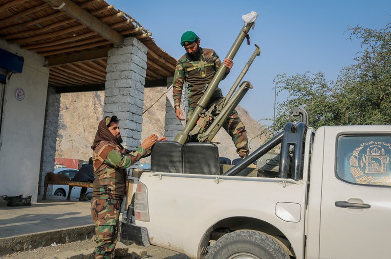 Tentara Taliban memuat peluncur roket ke dalam kendaraan, setelah terjadi baku tembak antara pasukan Pakistan dan Afghanistan, di dekat perbatasan Torkham di Afghanistan, 27 Februari 2026. (REUTERS/Stringer)